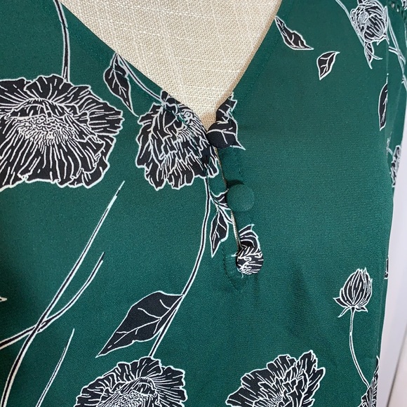 New! Maurices Floral V-Neck Blouse - Picture 2 of 9